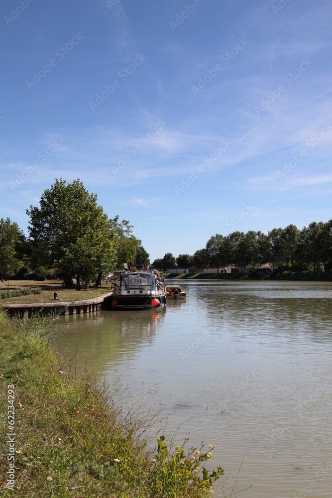 Péniche sur le canal.