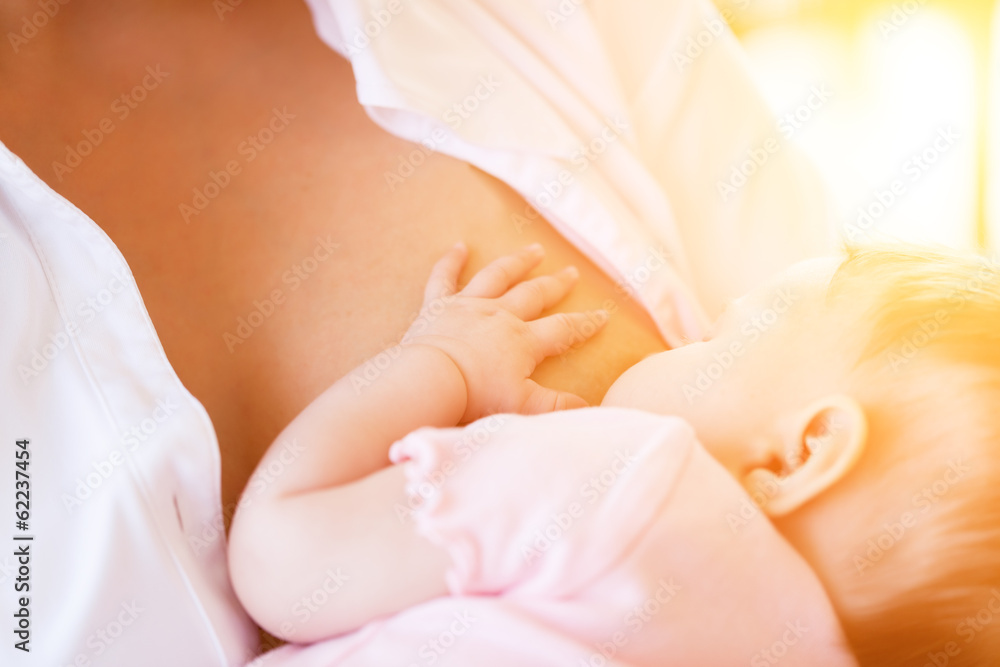 Naklejka premium Mutter beim Stillen von Baby mit Brust