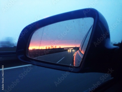 Morgendämmerung im Seitenspiegel © richstock