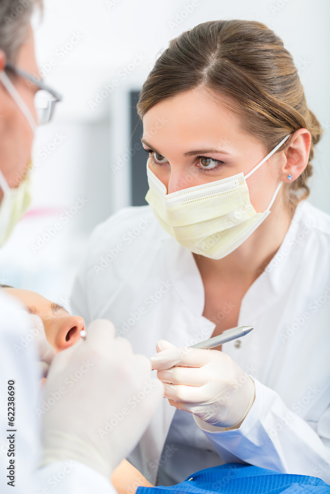 Patientin bei Zahnarzt - Behandlung in Praxis Patientin bei Zahnarzt - Behandlung in Praxis