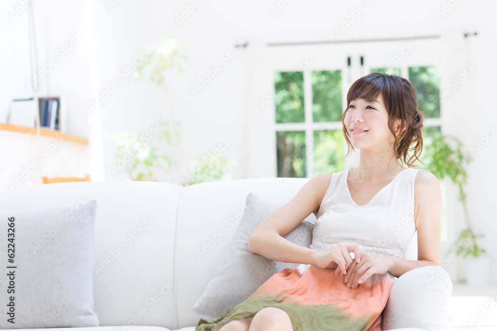 リビングで寛ぐ若い女性 リビングで寛ぐ若い女性