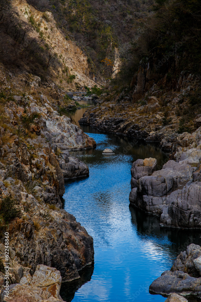 Obraz premium blue sky reflection in river