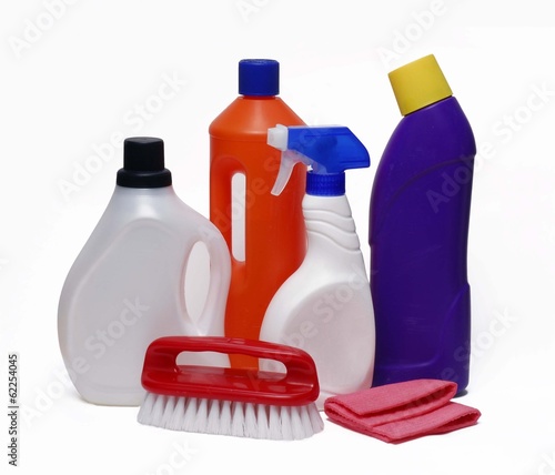 Artículos y productos de limpieza en fondo blanco. photo