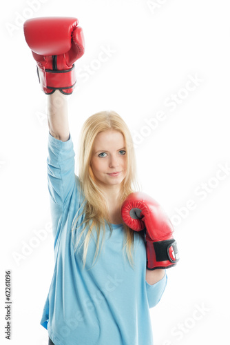 Blondes Mädchen mit Boxhandschuhen