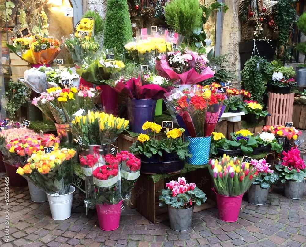 Frühlingsanfang: Bunte Blumen in einem Blumenladen