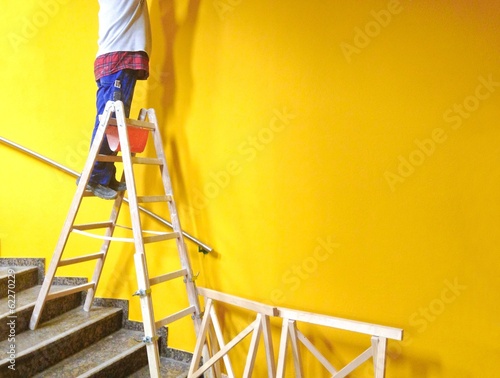 Leiter mit gelber Wand