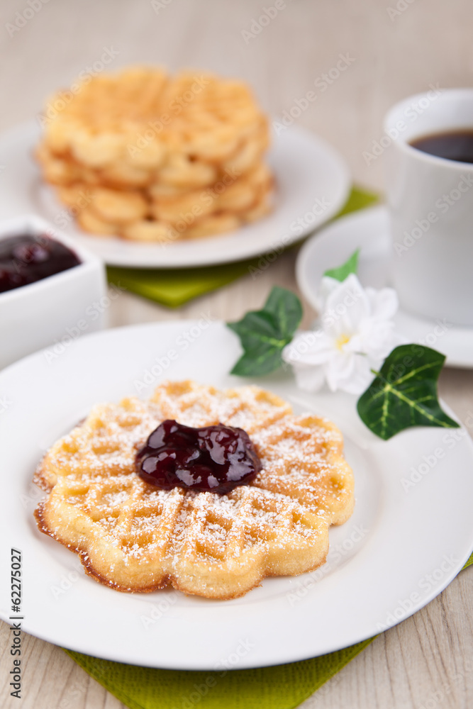 Herzförmige Waffeln mit Kirschsauce