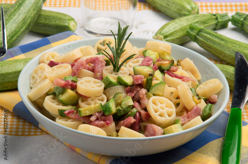 Pasta con zucchine e pancetta photo