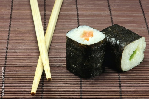 Sushi mit Stäbchen photo