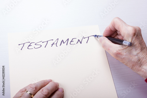 Seniorin schreibt das Testament