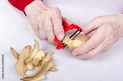 Kartoffel schälen mit einem Sparschäler