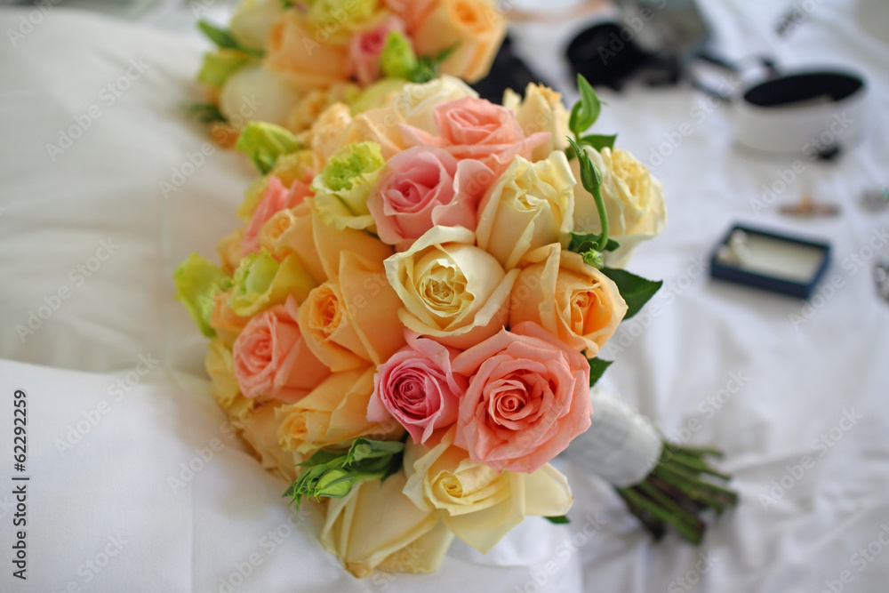 Obraz premium Bridal bouquet with rose arrangement and jewelry background