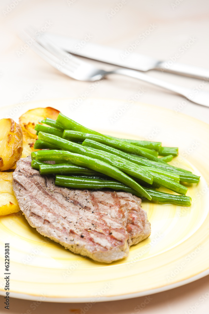 beefsteak with green beans and garlic potatoes beefsteak with green beans and garlic potatoes