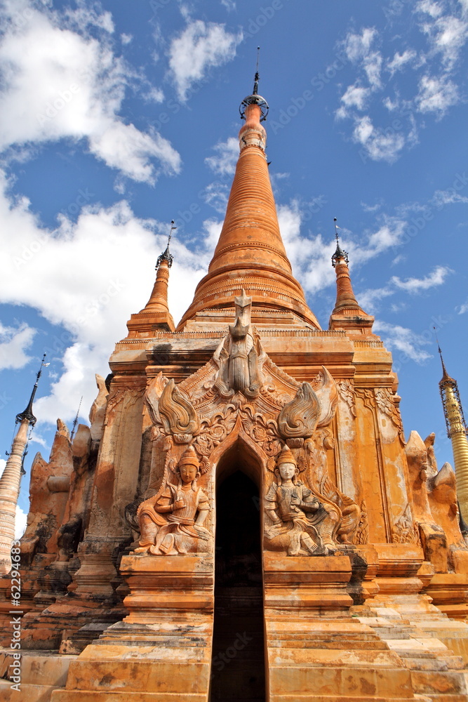 Pagodas of Indein, Inle Lake, Myanmar : Ruined statue at the entrance of the ancient Stupas at Indein Pagodas of Indein, Inle Lake, Myanmar : Ruined statue at the entrance of the ancient Stupas at Indein