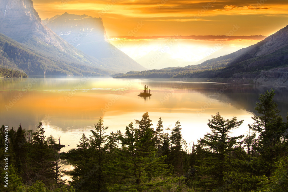 Fototapeta premium Wild goose island in Glacier national park