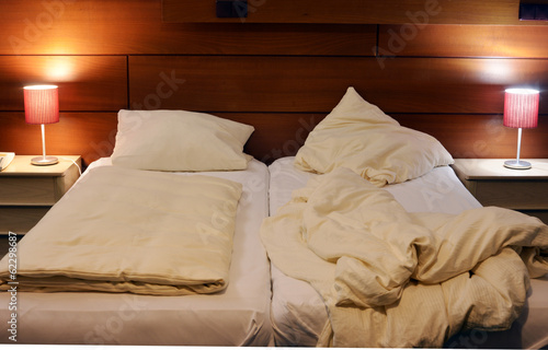 Fotografie Double bed but lonely concept - lost a partner - Doppelbett single konzept