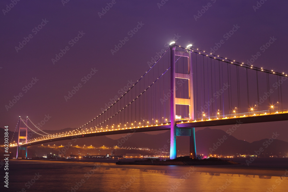 Naklejka premium Most kablowy w Hongkongu w nocy