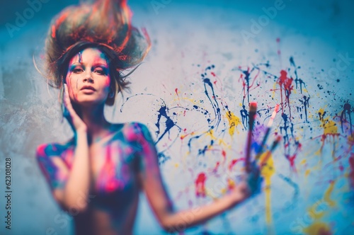 Foto Young woman muse with creative body art and hairdo