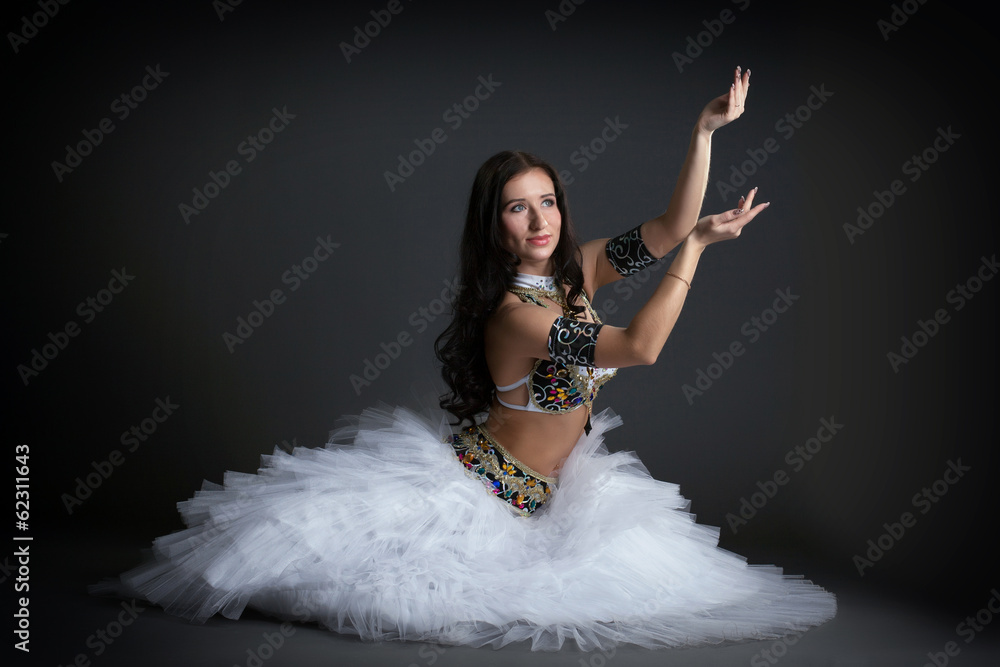 Naklejka premium Beautiful belly dancer posing in studio