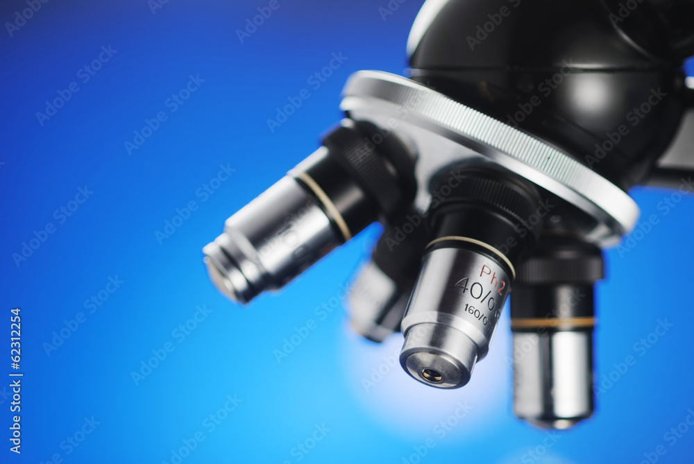 Microscope turret with very limited DOF