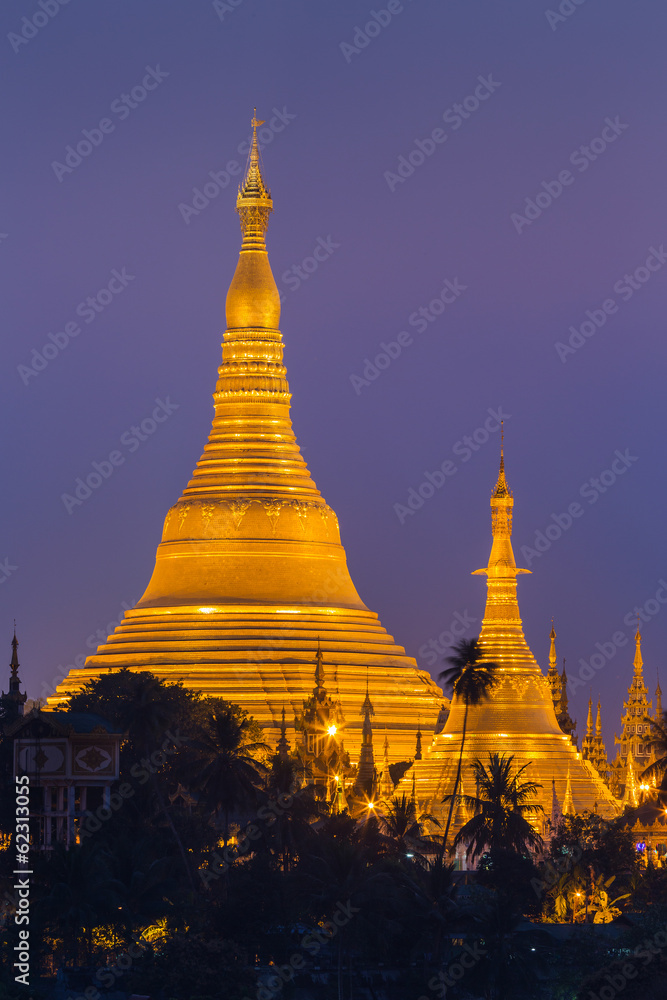 Fototapeta premium Shwedagon Pagoda in Yangon City, Burma