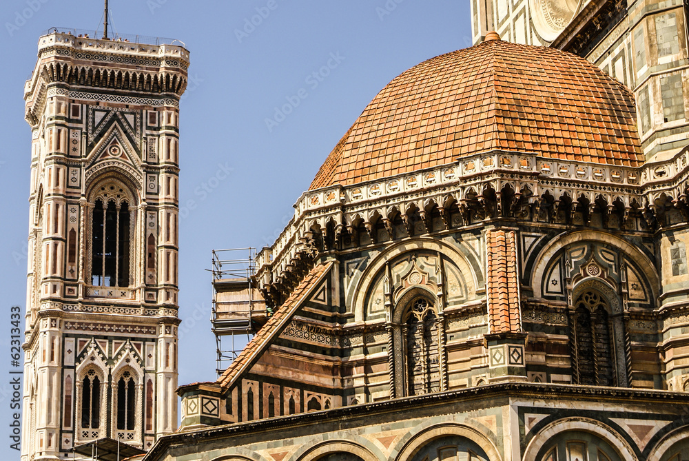Fototapeta premium Ornate facade of the Duomo of Florence, Italy