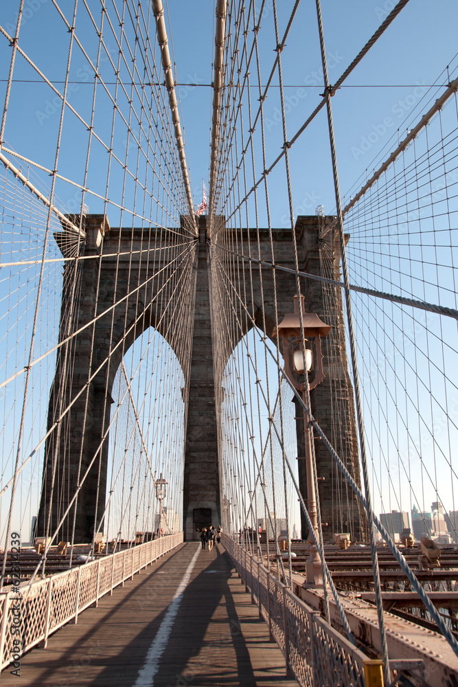 Naklejka premium Widok portretowy Mostu Brooklińskiego, patrząc na wschód. Nowy Jork, NY