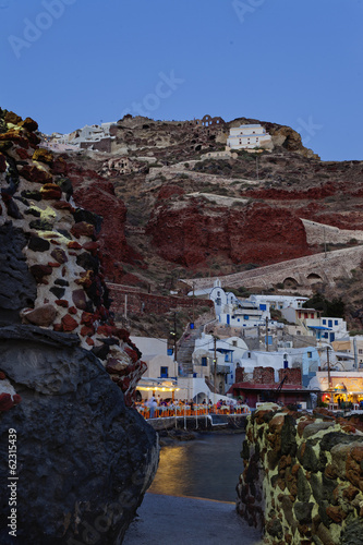 Bild auf Leinwand Night shot of Ammoudi Bay with Oia Santorini Greece above.