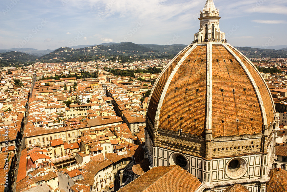 Obraz premium Top view on the Duomo and the historical center of Florence, Ita