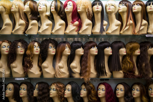 Fototapeta rows of mannequins ina wig shop