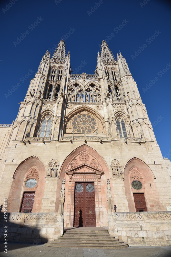 fachada principal de la catedral gotica de burgos