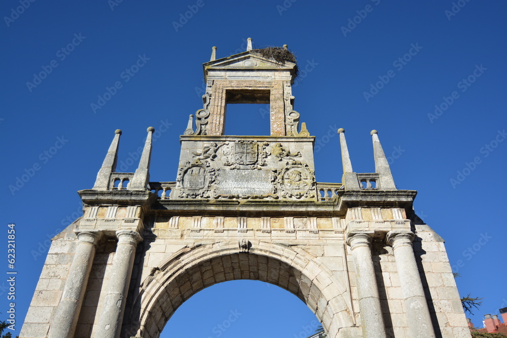 Frontal en ruinas de iglesia antigua en Burgos, España