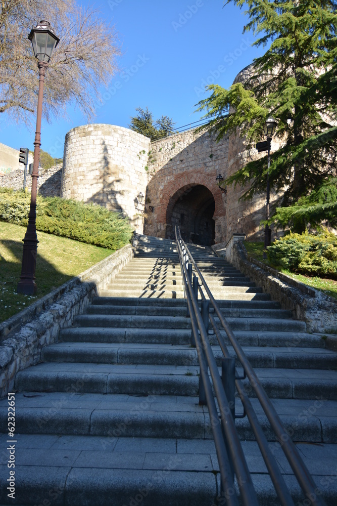 Escaleras de dirigen hasta el arco de la murrala de Burgos