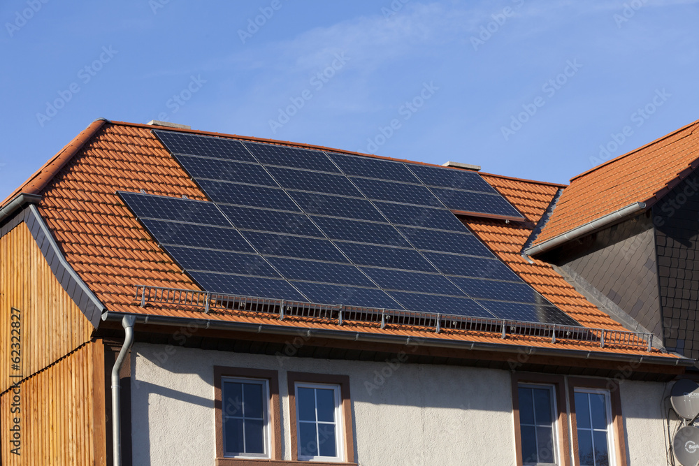 Solarmodule zur Stromerzeugung auf Hausdach montiert Solarmodule zur Stromerzeugung auf Hausdach montiert