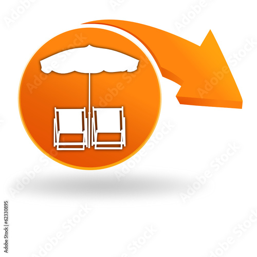 chaises longues et parasol sur bouton orange