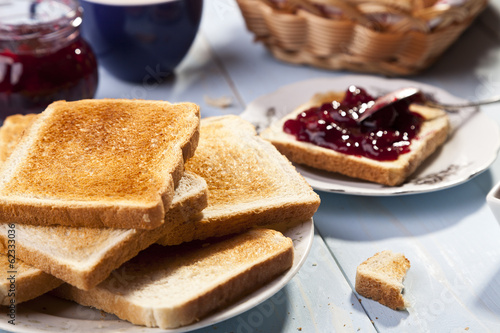 Photo Breakfast with bread toast