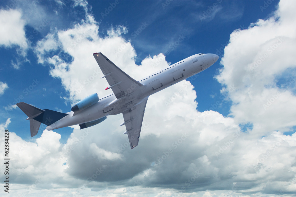 Flugzeug mit Quellwolken Flugzeug mit Quellwolken