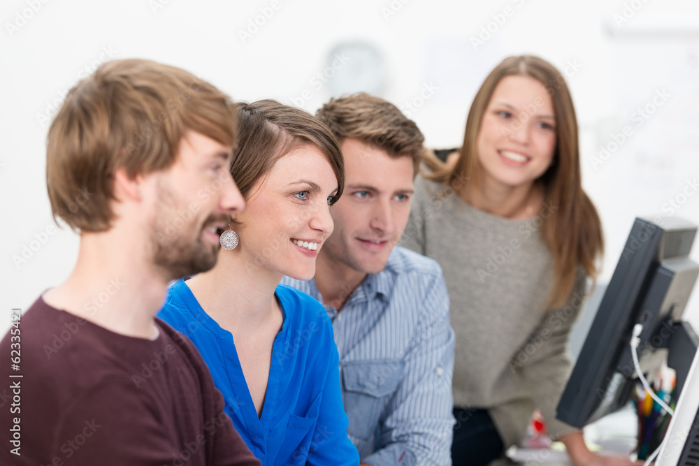 Fototapeta premium junges team schaut auf computer