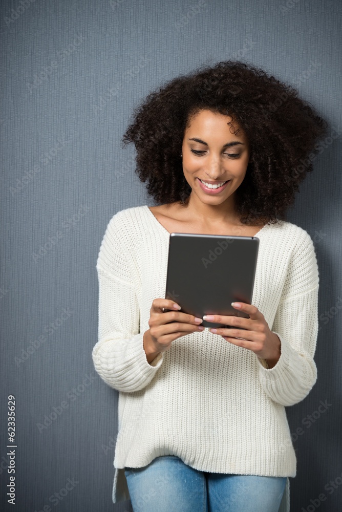 junge frau schaut auf ihr tablet junge frau schaut auf ihr tablet