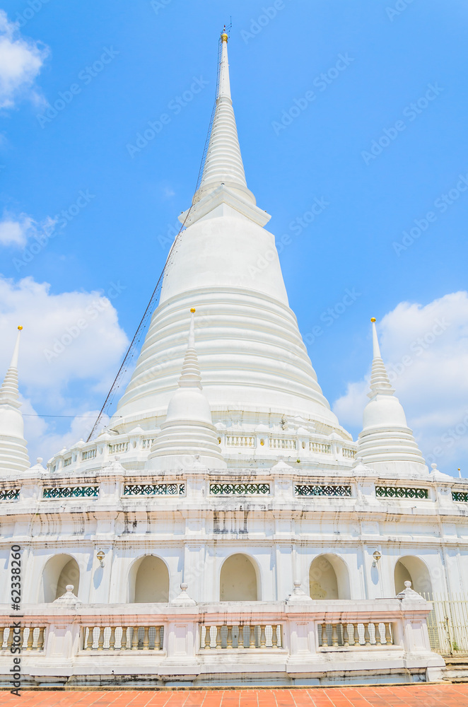 Fototapeta premium Biała pagoda wat prayoon w bangkoku w tajlandii