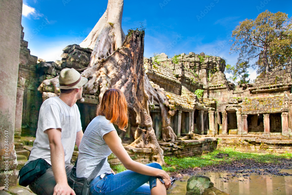Obraz premium Couple at Preah Khan temple , Siem Reap, Cambodia.