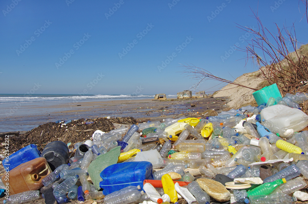 plage polluée de déchets plastiques flottants Stock Photo | Adobe Stock