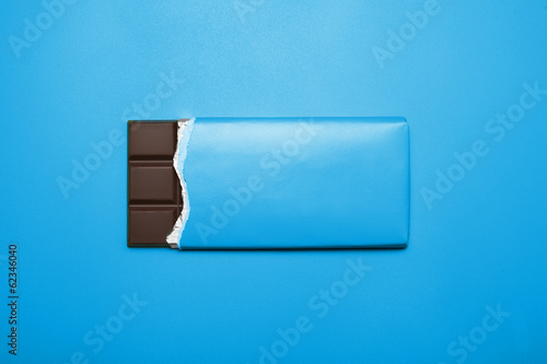 Schokoladentafel auf blauem Hintergrund photo
