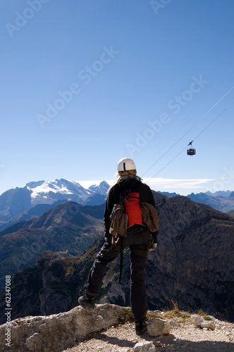 Bergsteiger mit Blick auf die Marmolata - Dolomiten