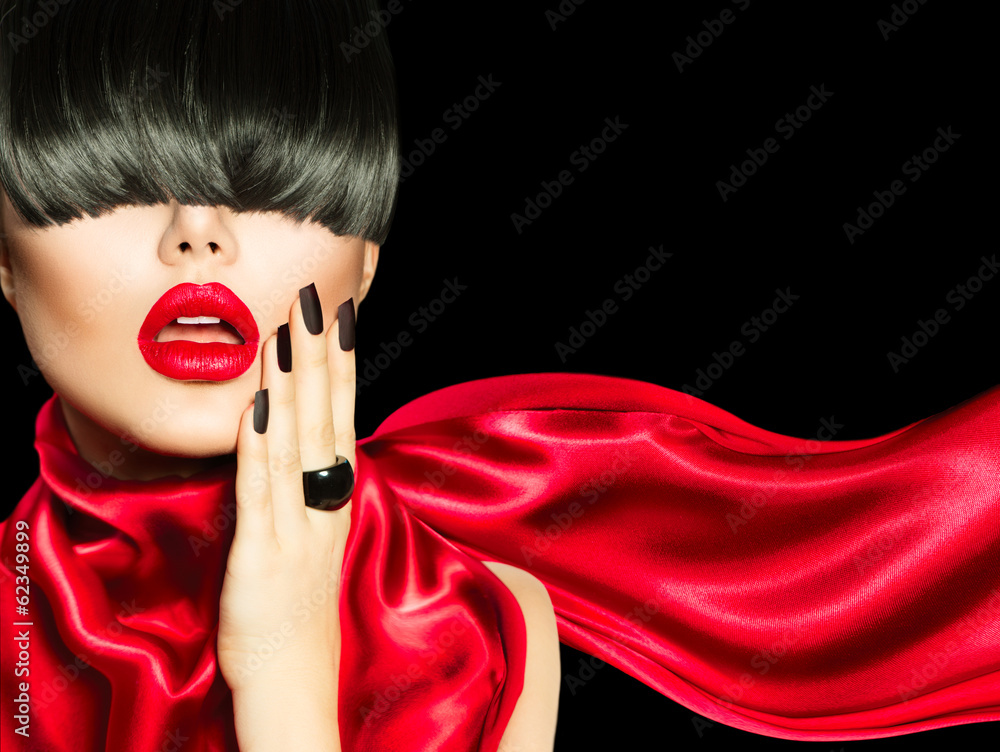 Obraz premium Mody dziewczyna z modną fryzurę, makijaż i manicure