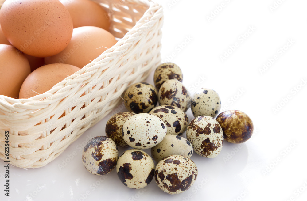 Obraz premium Quail eggs and eggs isolated on white background