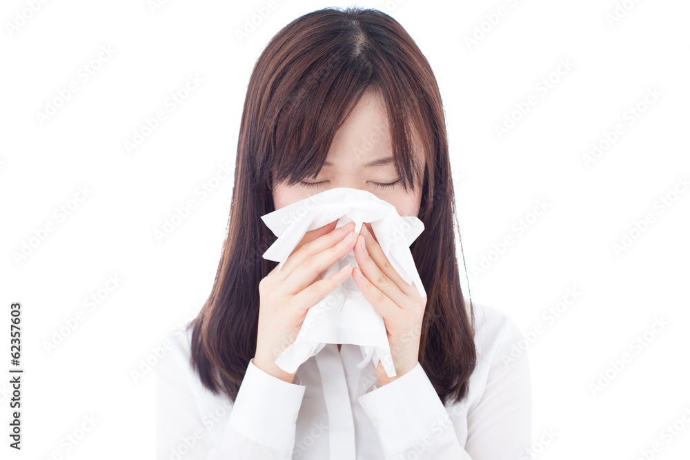 ティッシュで鼻をかむ女性