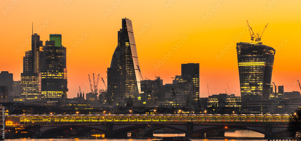 London Skylines at dusk England UK - obrazy, fototapety, plakaty 