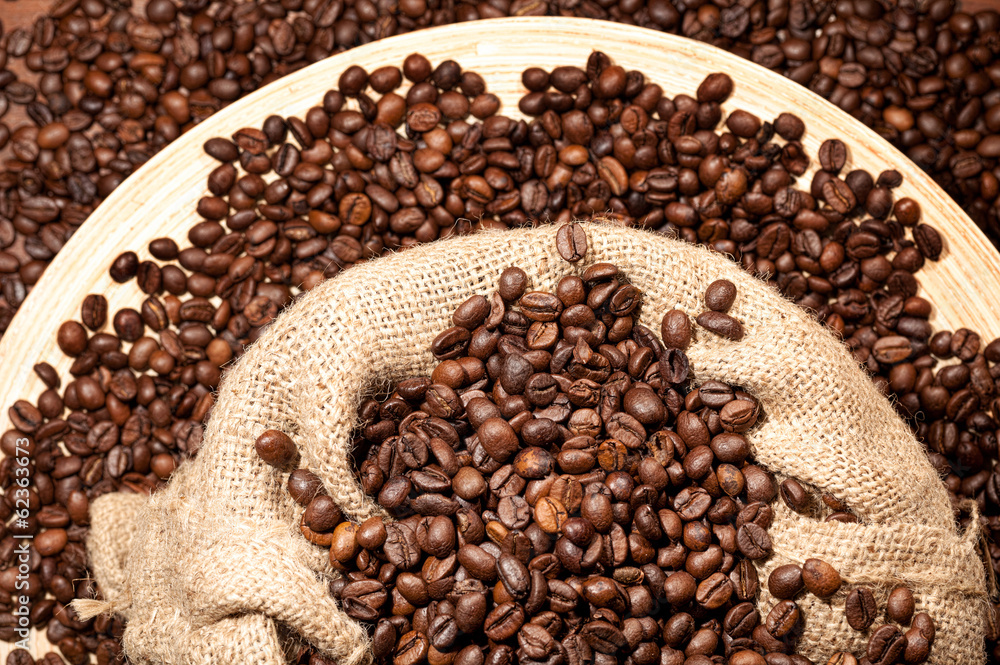 Fototapeta premium fresh roasted coffee Beans