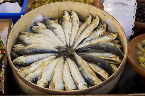 eingelegte Sardinen auf einem Wochenmarkt in Spanien, Mallorca